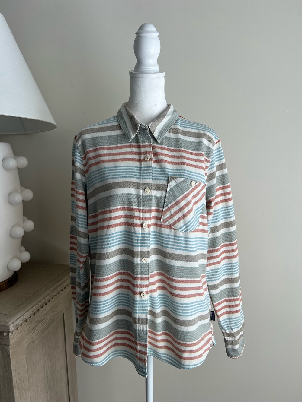 Patagonia Women's Heywood long sleeve button shirt 100% organic cotton size 8
